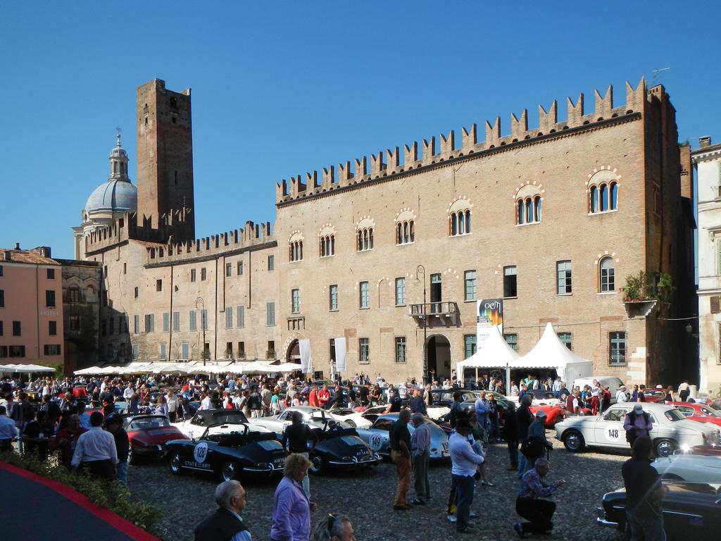 Palazzo Castiglioni Luxury Suite And Rooms Мантова Екстериор снимка